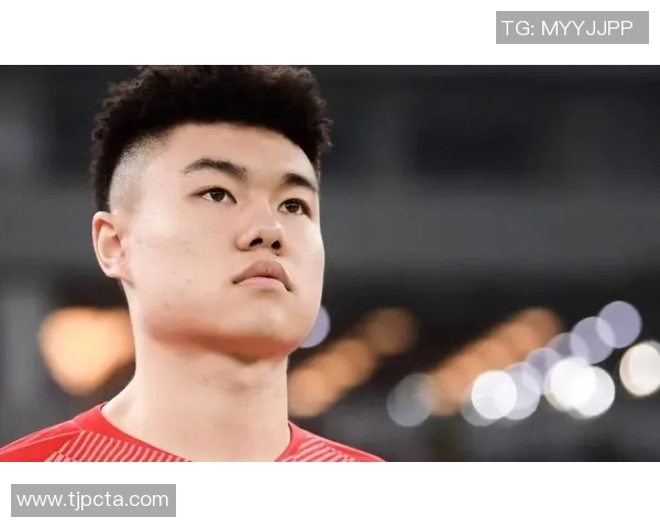 媒体人解读杨立瑜竖大拇指事件背后的真实情感与球迷互动的误解